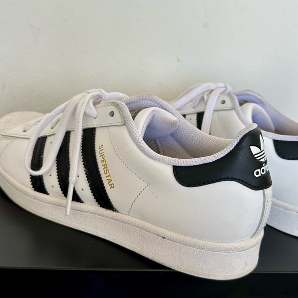 Adidas Superstars, Men’s Size 9.5 - Picture 2 of 3